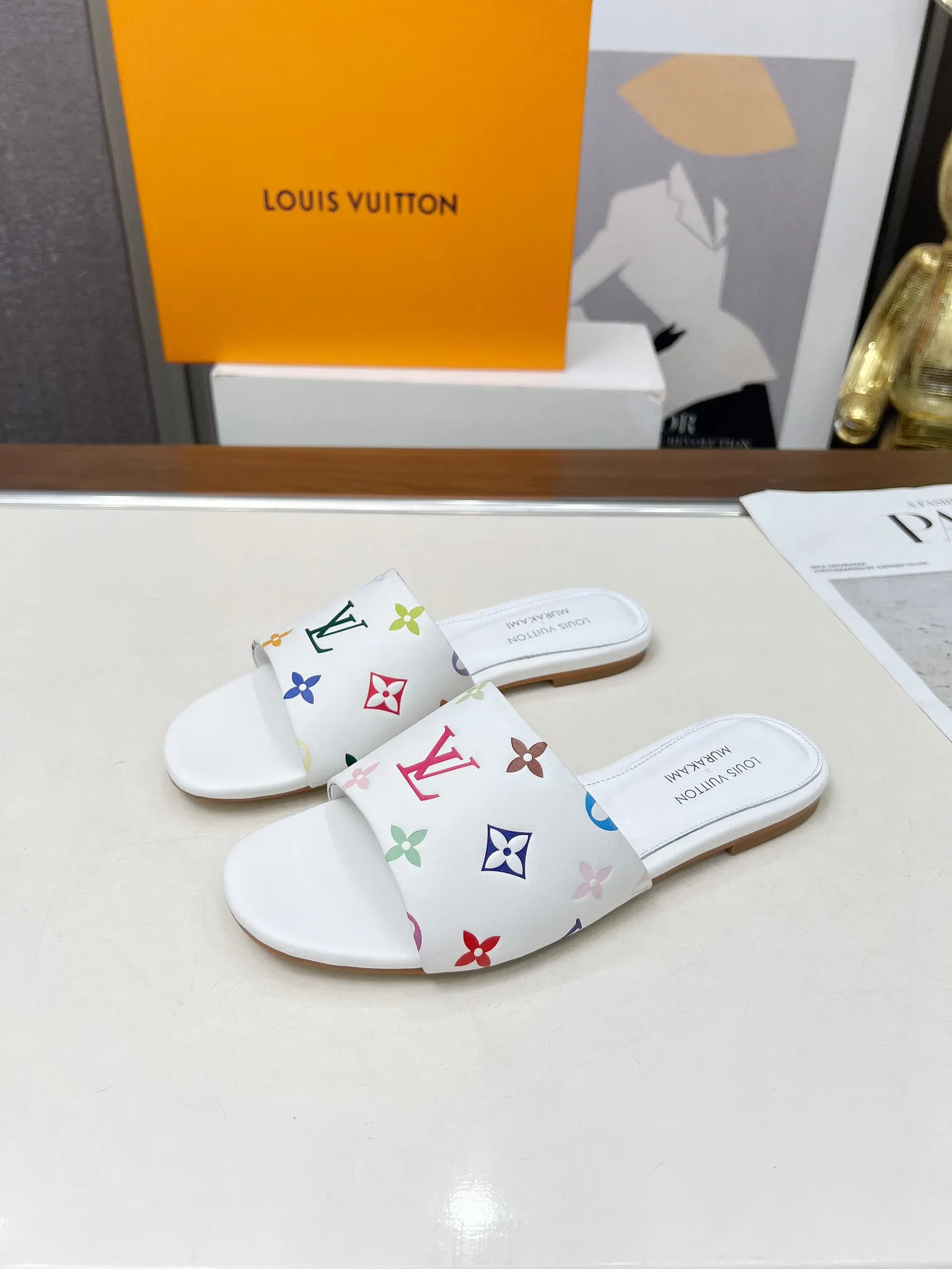 💕💕Factory direct selling price p380💕💕Vuiton’s latest 2025 spring and summer style. This sandal is from the Louis Vuitton The dotted LV logo on the upper brings a different visual feast to the hot summer. Color: coffee, white, black. Size: 35 to 40 (4142 can be customized, non-returnable and non-exchangeable) (leather sole can be customized +30 non-returnable and non-exchangeable)